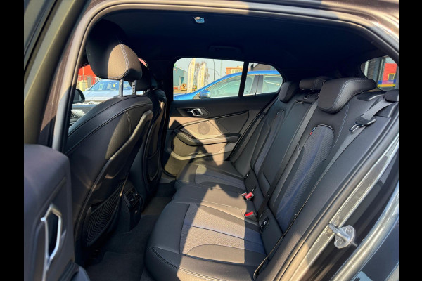 BMW 1-serie 116d Executive | 1E EIGENAAR | 3/6/12MND GARANTIE | AUTOMAAT | LED | CARPLAY | SFEERVERLICHTING | CRUISE | AIRCO |