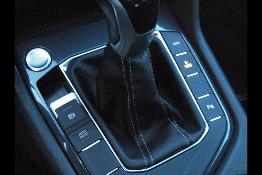 Volkswagen Tiguan 1.4 TSI eHybrid R-Line Business+ | Trekhaak | Apple Carplay | Sfeerverlichting | ACC | Virtual Cockpit | NL-Auto |