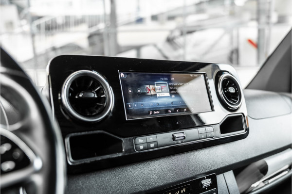 Mercedes-Benz Sprinter 317 170 PK | ACC | LED Koplampen | Camera | Blind Spot | Sortimo inrichting | Navigatie | CarPlay | Stoelverwarming | MBUX | Climate control | DAB | Dealer onderhouden | Nieuwe APK