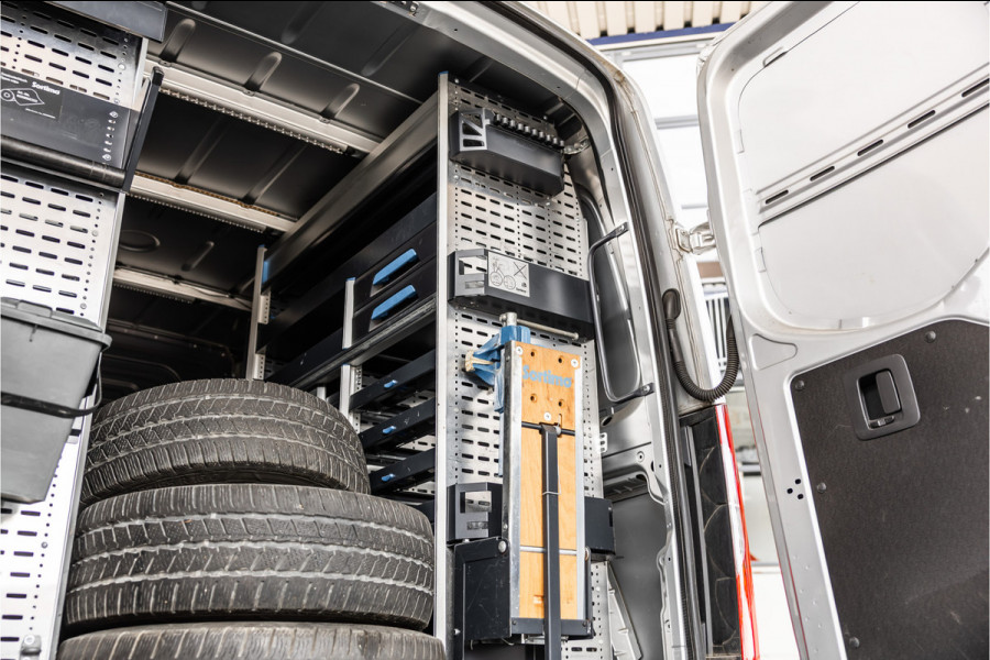 Mercedes-Benz Sprinter 317 170 PK | ACC | LED Koplampen | Camera | Blind Spot | Sortimo inrichting | Navigatie | CarPlay | Stoelverwarming | MBUX | Climate control | DAB | Dealer onderhouden | Nieuwe APK