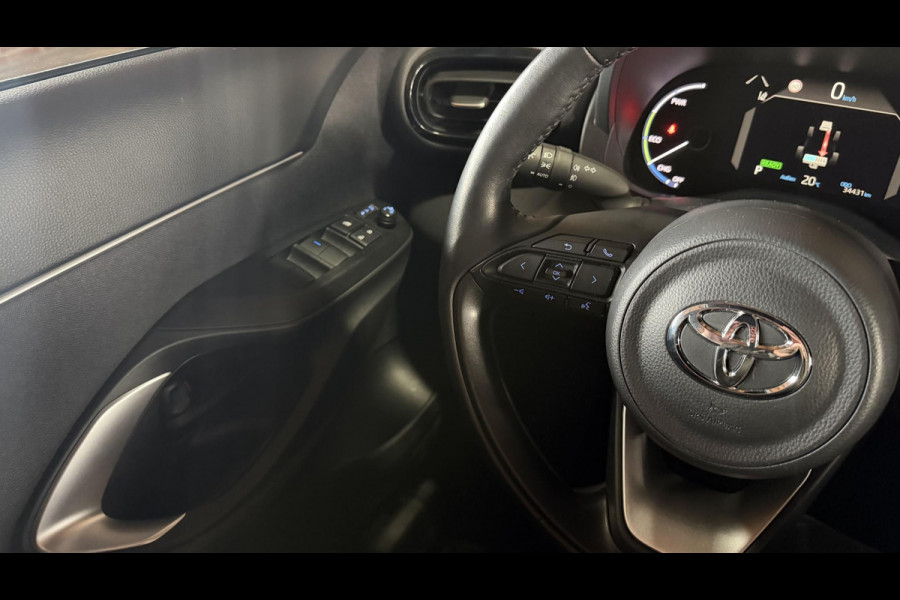 Toyota Yaris Cross 1.5 Hybrid 115 Team D. Winter pakket / Safety Pakket / Afn. Trekhaak / Marter Afweer ( Toyota) / CarPlay Wireless /Camera / PDC voor en achter