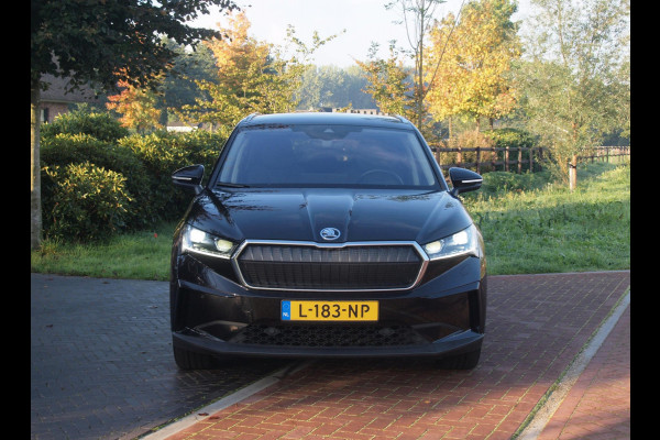 Škoda ENYAQ iV 80 First Edition | SOH 90% | Camera | Trekhaak | Warmtepomp | Sfeerverlichting | Leer | ACC | NL-Auto |