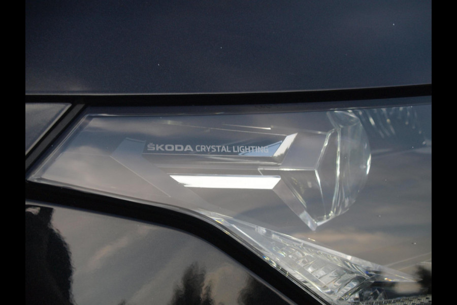Škoda ENYAQ iV 80 First Edition | SOH 90% | Camera | Trekhaak | Warmtepomp | Sfeerverlichting | Leer | ACC | NL-Auto |