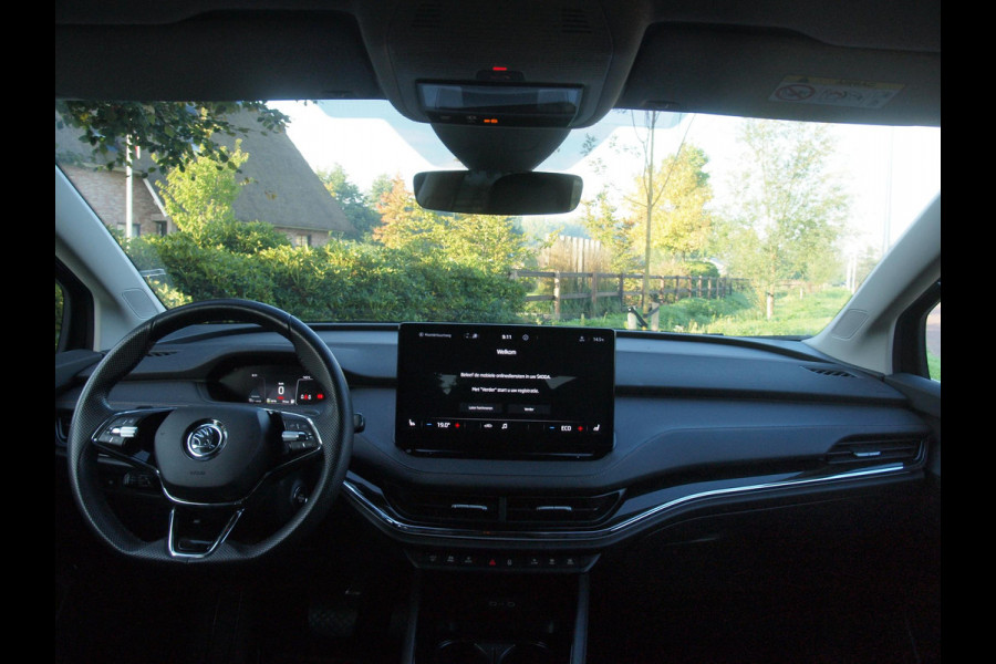 Škoda ENYAQ iV 80 First Edition | SOH 90% | Camera | Trekhaak | Warmtepomp | Sfeerverlichting | Leer | ACC | NL-Auto |