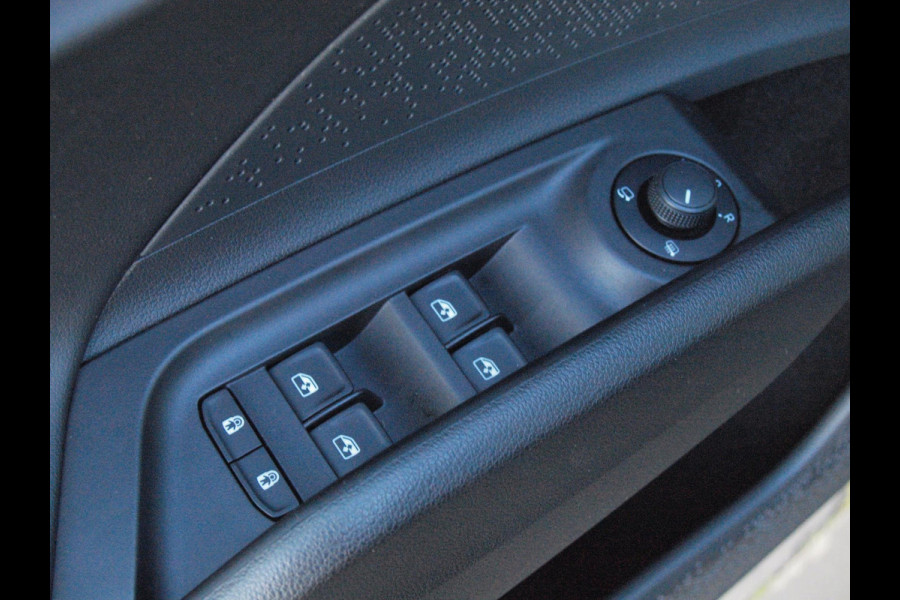 Škoda ENYAQ iV 80 First Edition | SOH 90% | Camera | Trekhaak | Warmtepomp | Sfeerverlichting | Leer | ACC | NL-Auto |