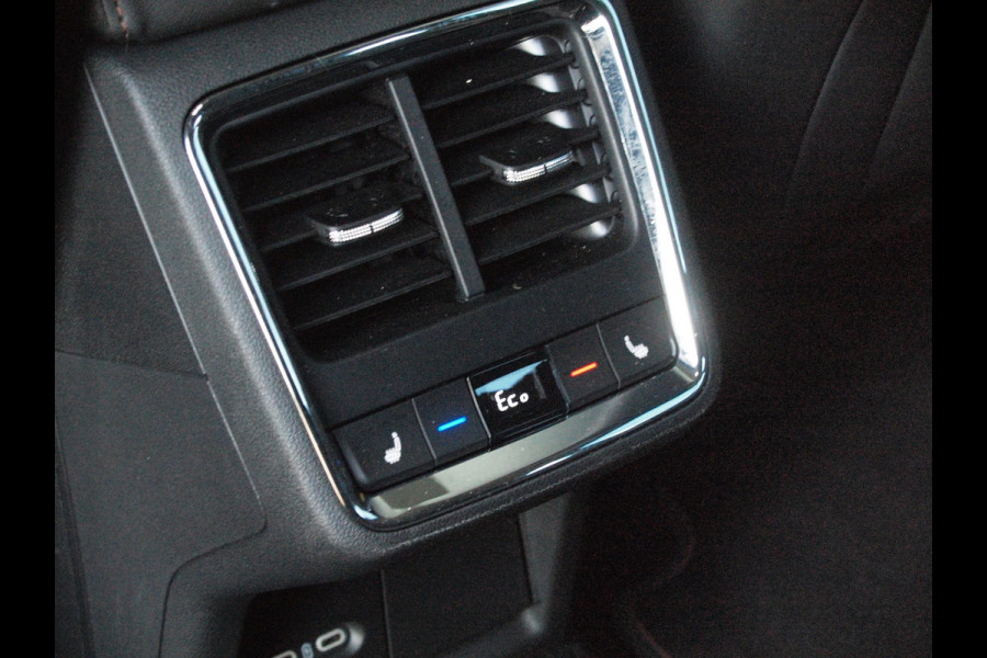 Škoda ENYAQ iV 80 First Edition | SOH 90% | Camera | Trekhaak | Warmtepomp | Sfeerverlichting | Leer | ACC | NL-Auto |