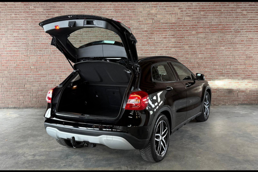 Mercedes-Benz GLA GLA 180 Business Solution PDC / Airco / Navi / Tel. / Camera / Trekhaak Afneembaar / Stoel verw.