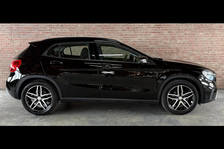 Mercedes-Benz GLA GLA 180 Business Solution PDC / Airco / Navi / Tel. / Camera / Trekhaak Afneembaar / Stoel verw.