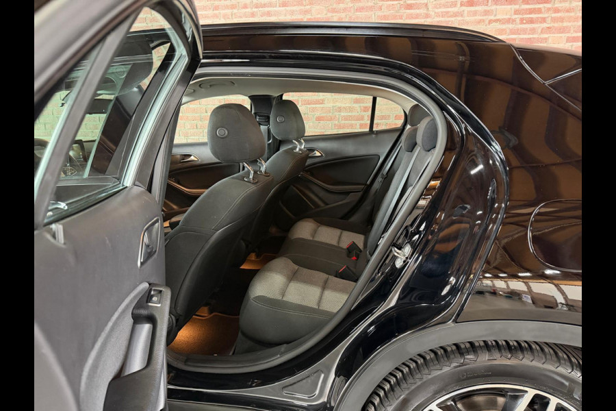 Mercedes-Benz GLA GLA 180 Business Solution PDC / Airco / Navi / Tel. / Camera / Trekhaak Afneembaar / Stoel verw.
