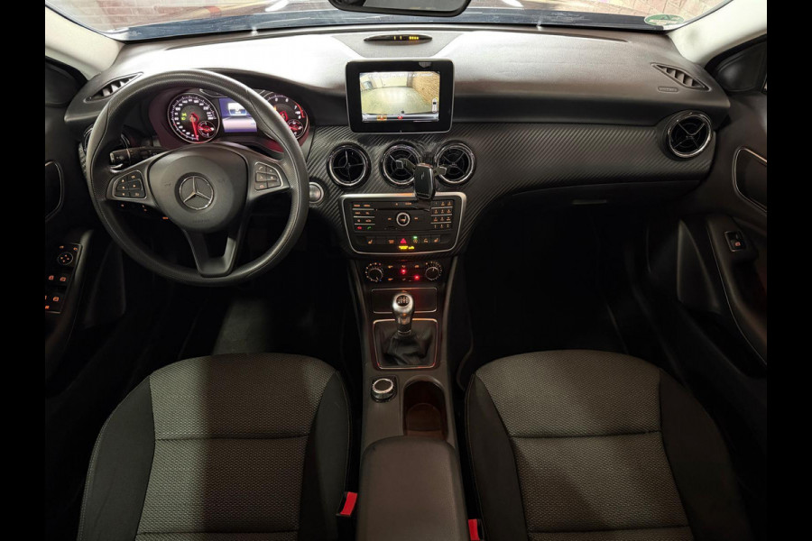 Mercedes-Benz GLA GLA 180 Business Solution PDC / Airco / Navi / Tel. / Camera / Trekhaak Afneembaar / Stoel verw.