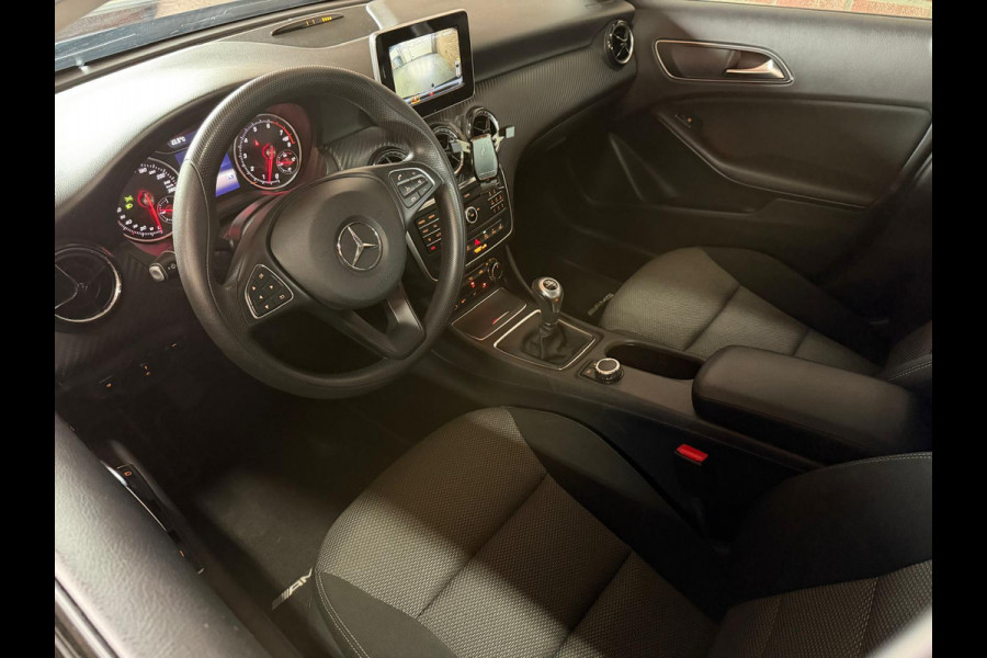 Mercedes-Benz GLA GLA 180 Business Solution PDC / Airco / Navi / Tel. / Camera / Trekhaak Afneembaar / Stoel verw.