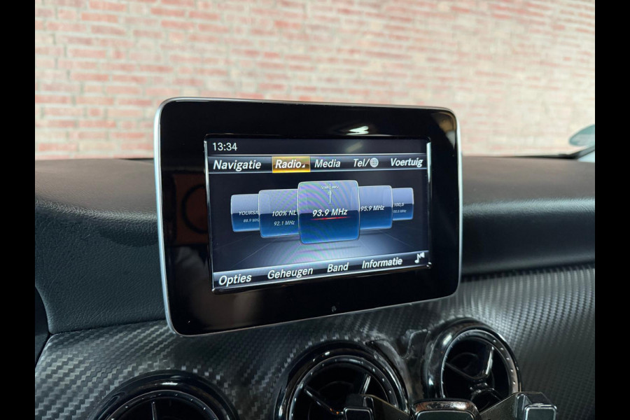 Mercedes-Benz GLA GLA 180 Business Solution PDC / Airco / Navi / Tel. / Camera / Trekhaak Afneembaar / Stoel verw.