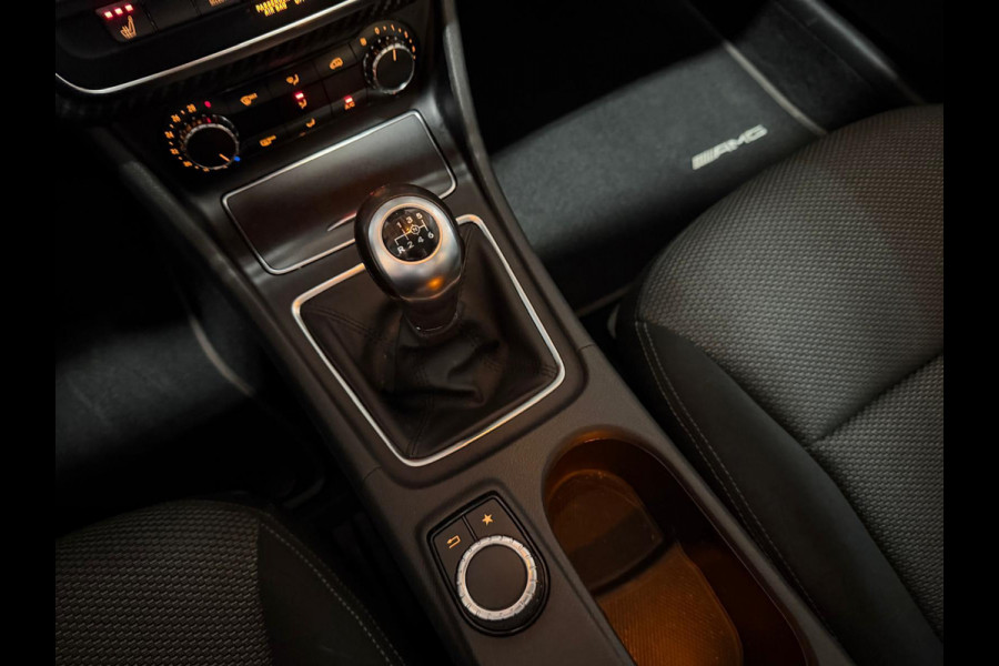 Mercedes-Benz GLA GLA 180 Business Solution PDC / Airco / Navi / Tel. / Camera / Trekhaak Afneembaar / Stoel verw.