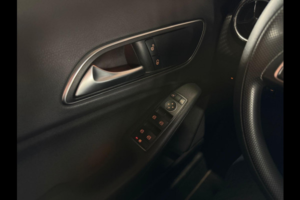 Mercedes-Benz GLA GLA 180 Business Solution PDC / Airco / Navi / Tel. / Camera / Trekhaak Afneembaar / Stoel verw.