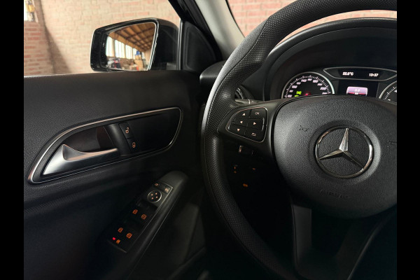 Mercedes-Benz GLA GLA 180 Business Solution PDC / Airco / Navi / Tel. / Camera / Trekhaak Afneembaar / Stoel verw.