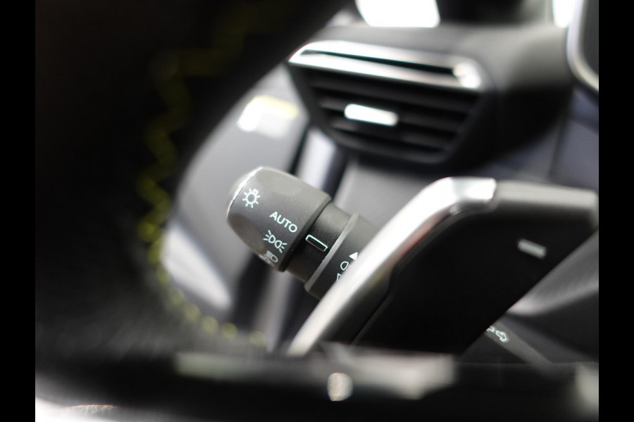 Peugeot 208 1.2 PureTech 100pk Automaat GT-Line Peugeot 208 1.2 PureTech 100pk Aut. GT-Line Navigatie Apple Carplay/Android Auto Camera Parkeersensoren Adaptive Cruise Control Blind Spot Assist Virtual Cockpit Climate Control Getinte ramen