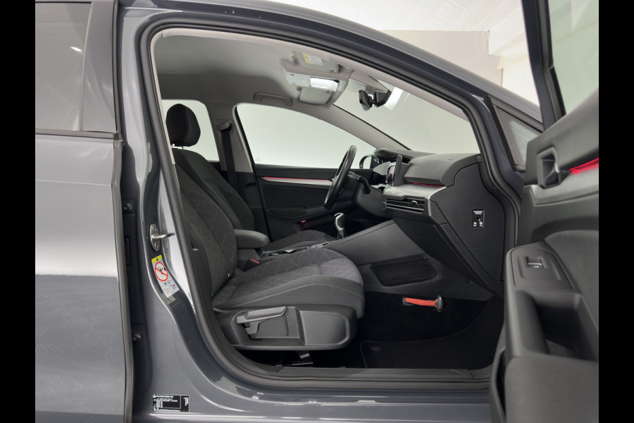 Volkswagen Golf 1.0 TSI Life *FULL-LED | ADAPTIVE-CRUISE | DIGI-COCKPIT | NAVI-FULLMAP | AMBIENT-LIGHT | COMFORT-SEATS | CAMERA | KEYLESS | DAB+ | PRIVACY-GLASS | ECC | PDC | 17''ALU*