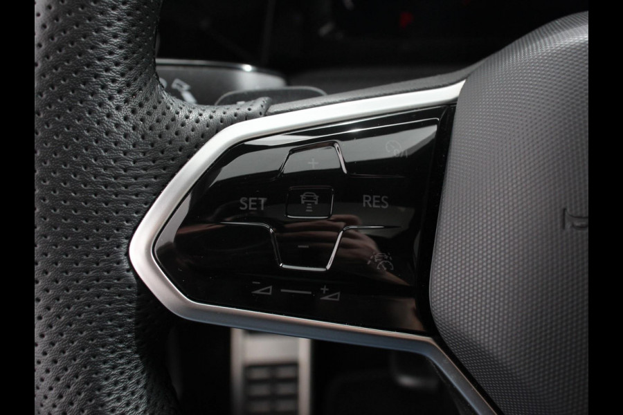 Volkswagen Golf 1.5 eTSI 150pk DSG R-Line DEMO ! Panorama dak Navigatie Apple Carplay/Android Auto Climate Control Camera Dab Extra Getint Glas Adaptive Cruise Control Virtual Cockpit Lichtmetalen Velgen