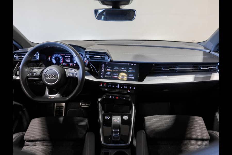 Audi A3 Limousine 35 TFSI S-Line edition / 150pk / NAP / Panorama dak / Achteruitrij camera /