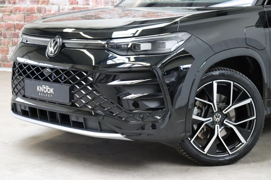 Volkswagen Tayron 1.5 eHybrid R-Line Edition / Panoramadak / Trekhaak / Harman Kardon / Adaptieve Cruise Control / Stoel- en stuurverwarming / Head-Up Display / Massagestoelen / LED / Rondomzicht Camera / 20 Inch / Sfeerverlichting / Keyless Entry