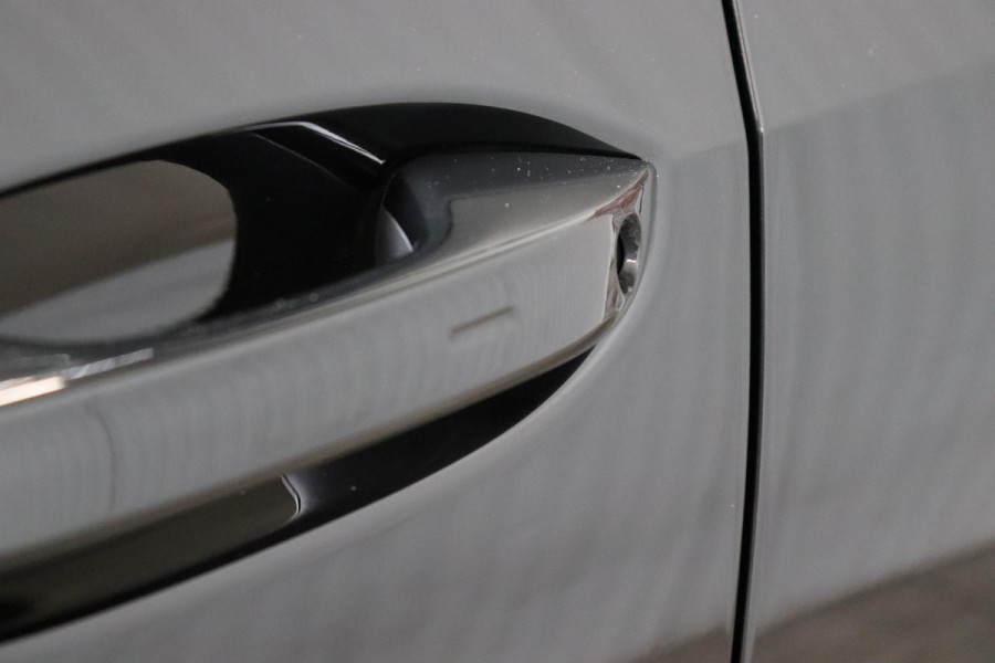 Volkswagen Tayron 1.5 eHybrid R-Line Edition / Panoramadak / Trekhaak / Harman Kardon / Adaptieve Cruise Control / Stoel- en stuurverwarming / Head-Up Display / Massagestoelen / LED / Rondomzicht Camera / 20 Inch / Sfeerverlichting / Keyless Entry