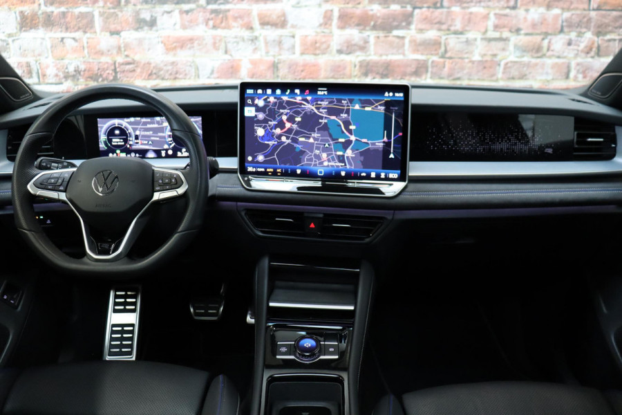 Volkswagen Tayron 1.5 eHybrid R-Line Edition / Panoramadak / Trekhaak / Harman Kardon / Adaptieve Cruise Control / Stoel- en stuurverwarming / Head-Up Display / Massagestoelen / LED / Rondomzicht Camera / 20 Inch / Sfeerverlichting / Keyless Entry