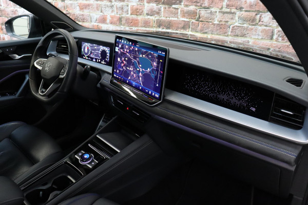 Volkswagen Tayron 1.5 eHybrid R-Line Edition / Panoramadak / Trekhaak / Harman Kardon / Adaptieve Cruise Control / Stoel- en stuurverwarming / Head-Up Display / Massagestoelen / LED / Rondomzicht Camera / 20 Inch / Sfeerverlichting / Keyless Entry