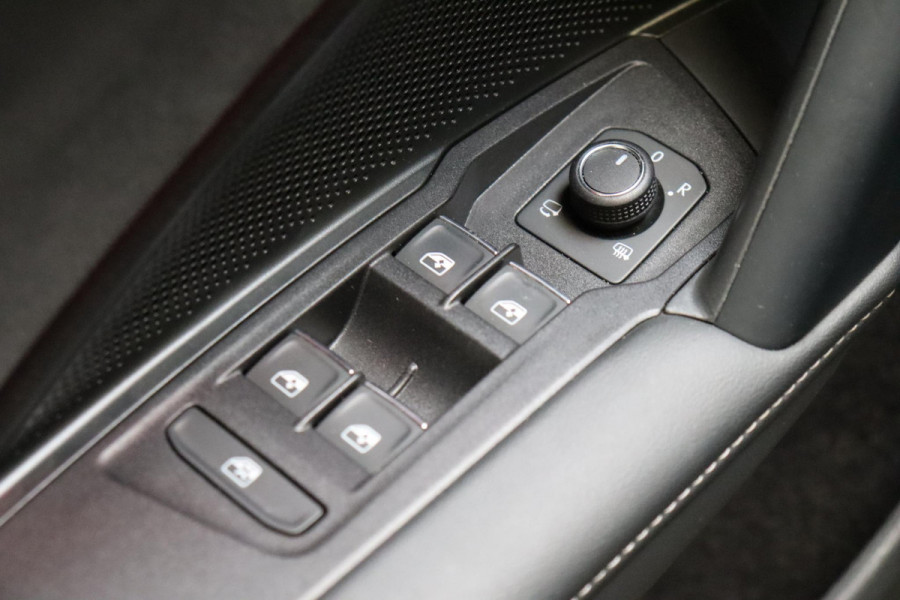 Volkswagen Tayron 1.5 eHybrid R-Line Edition / Panoramadak / Trekhaak / Harman Kardon / Adaptieve Cruise Control / Stoel- en stuurverwarming / Head-Up Display / Massagestoelen / LED / Rondomzicht Camera / 20 Inch / Sfeerverlichting / Keyless Entry