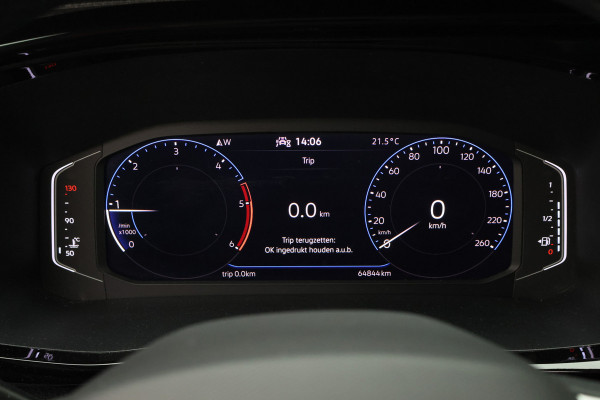Volkswagen Transporter 2.0 TDI L2H1 28 Bulli 3-Zits, Virtual Cockpit, ACC, Side-Bars, Apple Carplay, Trekhaak, 18"