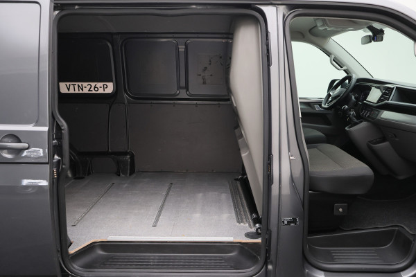 Volkswagen Transporter 2.0 TDI L2H1 28 Bulli 3-Zits, Virtual Cockpit, ACC, Side-Bars, Apple Carplay, Trekhaak, 18"