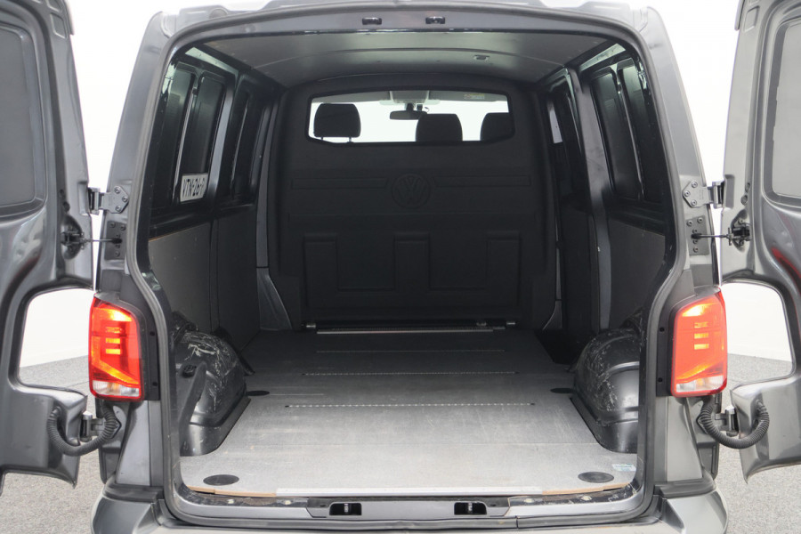 Volkswagen Transporter 2.0 TDI L2H1 28 Bulli 3-Zits, Virtual Cockpit, ACC, Side-Bars, Apple Carplay, Trekhaak, 18"