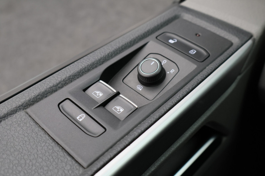 Volkswagen Transporter 2.0 TDI L2H1 28 Bulli 3-Zits, Virtual Cockpit, ACC, Side-Bars, Apple Carplay, Trekhaak, 18"