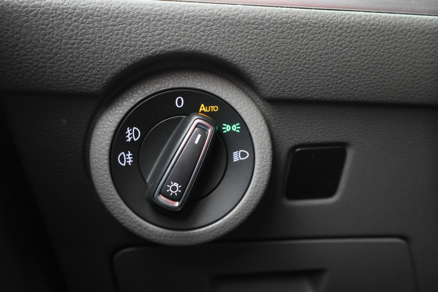 Volkswagen Transporter 2.0 TDI L2H1 28 Bulli 3-Zits, Virtual Cockpit, ACC, Side-Bars, Apple Carplay, Trekhaak, 18"