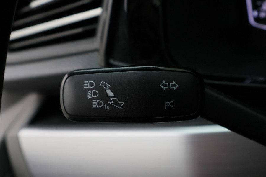 Volkswagen Transporter 2.0 TDI L2H1 28 Bulli 3-Zits, Virtual Cockpit, ACC, Side-Bars, Apple Carplay, Trekhaak, 18"