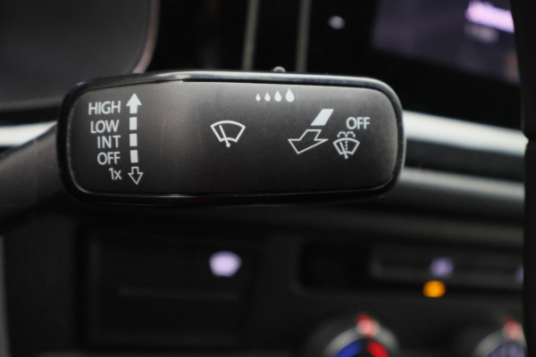 Volkswagen Transporter 2.0 TDI L2H1 28 Bulli 3-Zits, Virtual Cockpit, ACC, Side-Bars, Apple Carplay, Trekhaak, 18"