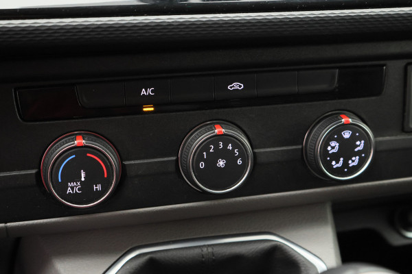 Volkswagen Transporter 2.0 TDI L2H1 28 Bulli 3-Zits, Virtual Cockpit, ACC, Side-Bars, Apple Carplay, Trekhaak, 18"