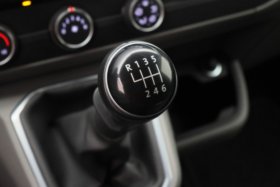 Volkswagen Transporter 2.0 TDI L2H1 28 Bulli 3-Zits, Virtual Cockpit, ACC, Side-Bars, Apple Carplay, Trekhaak, 18"