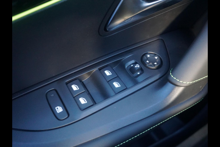 Peugeot 2008 1.2 Hybrid 145 GT Alcantara stoelen