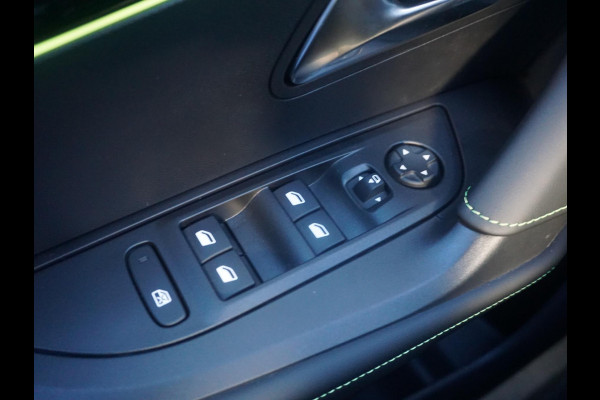 Peugeot 2008 1.2 Hybrid 145 GT Alcantara stoelen