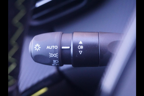 Peugeot 2008 1.2 Hybrid 145 GT Alcantara stoelen