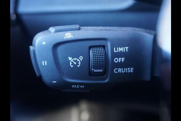 Peugeot 2008 1.2 Hybrid 145 GT Alcantara stoelen