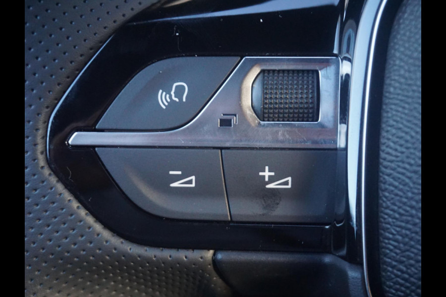 Peugeot 2008 1.2 Hybrid 145 GT Alcantara stoelen