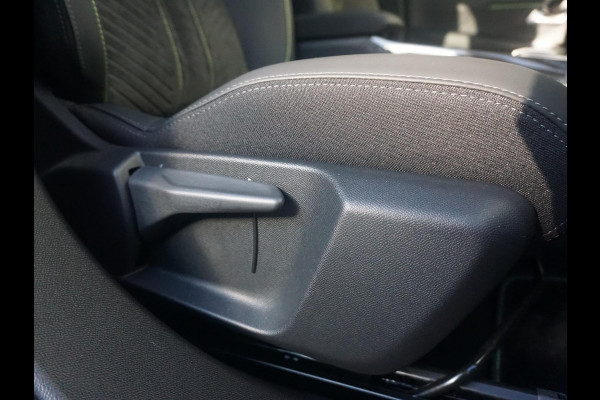 Peugeot 2008 1.2 Hybrid 145 GT Alcantara stoelen
