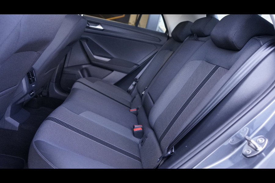 Volkswagen T-Roc 1.5 TSI Life AUTOMAAT|ACC|BEATS|CAMERA|CARPLAY|DAB|KEYLESS|STANDKACHEL|STOEL/ STUURVERWARMING