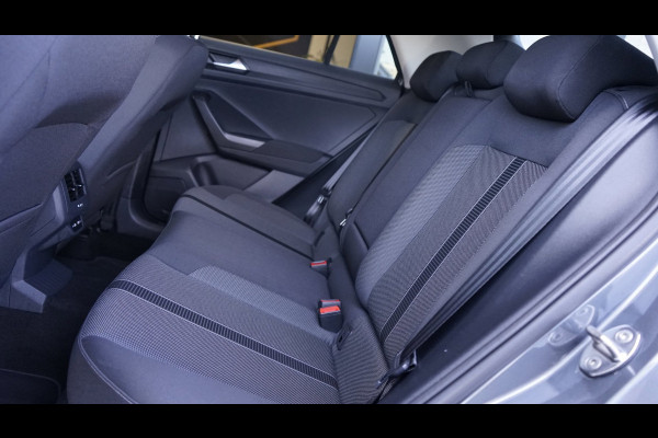Volkswagen T-Roc 1.5 TSI Life AUTOMAAT|ACC|BEATS|CAMERA|CARPLAY|DAB|KEYLESS|STANDKACHEL|STOEL/ STUURVERWARMING