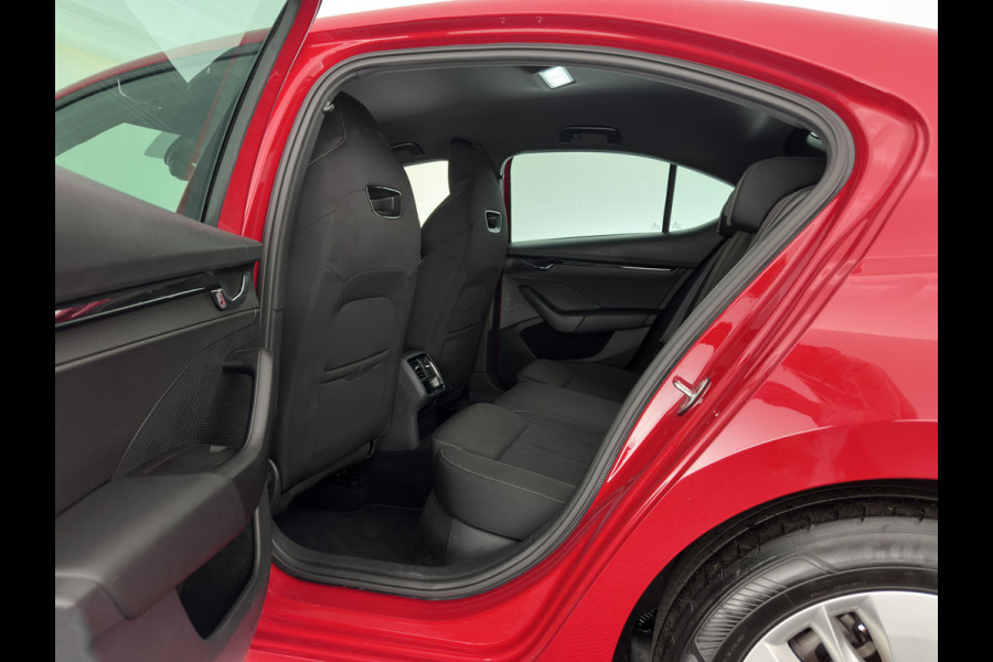 Škoda Octavia 1.0 e-TSI Sport Business (INCL.BTW) Aut. *FULL-LED | DIGI-COCKPIT | SPORT-SEATS | NAVI-FULLMAP | SHIFT-PADDLES | PRIVACY-GLASS | DAB+ | ECC | PDC | CRUISE | 16''ALU | TOWBAR*