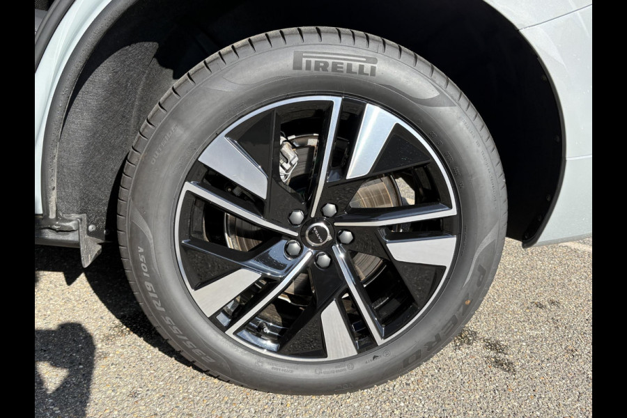 Volvo XC60 2.0 T6 Plug-in hybrid AWD Plus Dark HEAD-UP DISPLAY | 2026!| HARMAN KARDON| PANO| MEMORY STOELEN| PILOT ASSIST| 360 CAMERA|