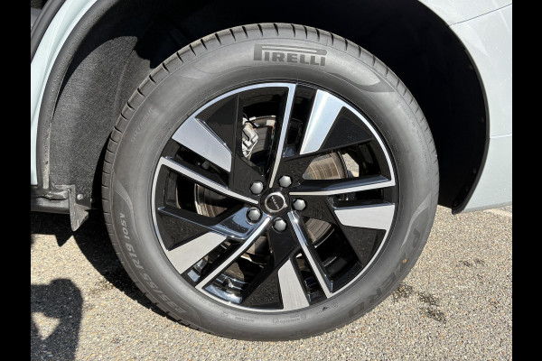 Volvo XC60 2.0 T6 Plug-in hybrid AWD Plus Dark HEAD-UP DISPLAY | 2026!| HARMAN KARDON| PANO| MEMORY STOELEN| PILOT ASSIST| 360 CAMERA|