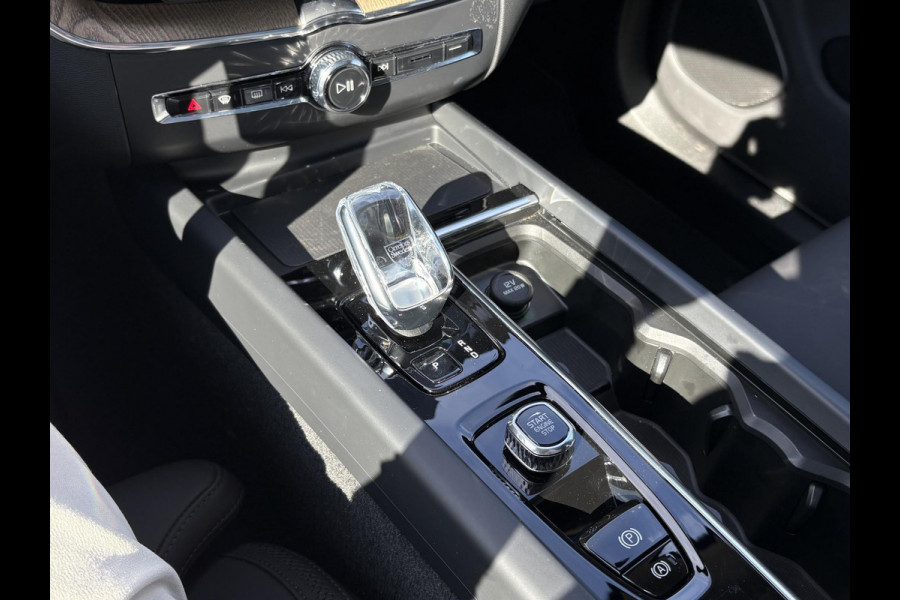 Volvo XC60 2.0 T6 Plug-in hybrid AWD Plus Dark HEAD-UP DISPLAY | 2026!| HARMAN KARDON| PANO| MEMORY STOELEN| PILOT ASSIST| 360 CAMERA|