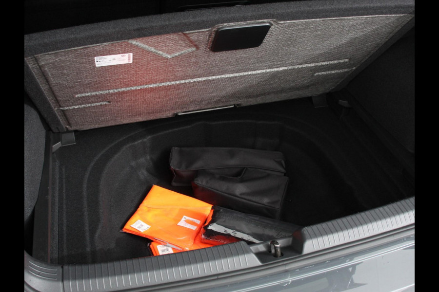 Volkswagen Golf 1.5 eTSI 150pk DSG Style Navigatie DAB Camera Lane Assist LED Adaptive Cruise Control Keyless Go Stoelverwarming Lichtmetalen Velgen